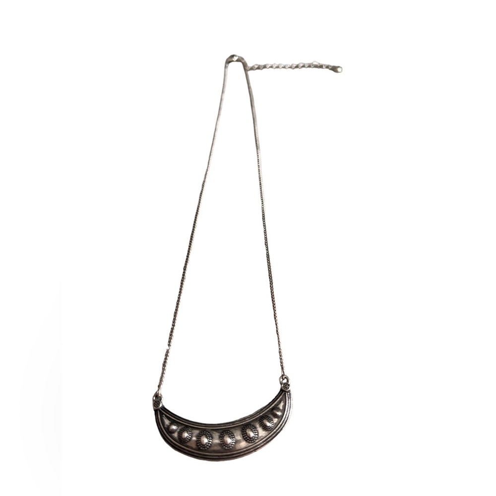 Women’s Silver Tone Necklace. Color Silver